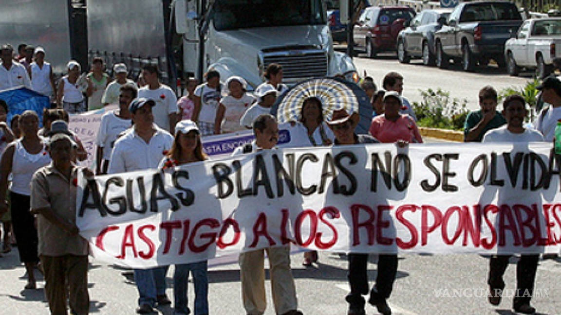 Recuerdan con marcha masacre de Aguas Blancas