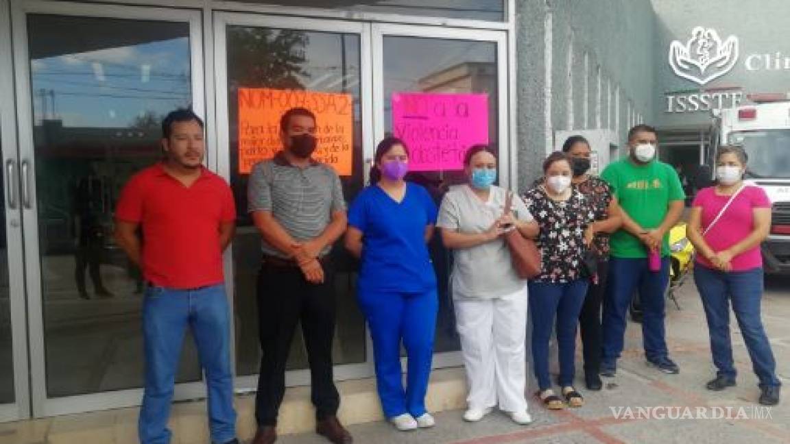 Niegan en Clínica del ISSSTE de Monclova, atender parto de empleada; compañeros se manifiestan