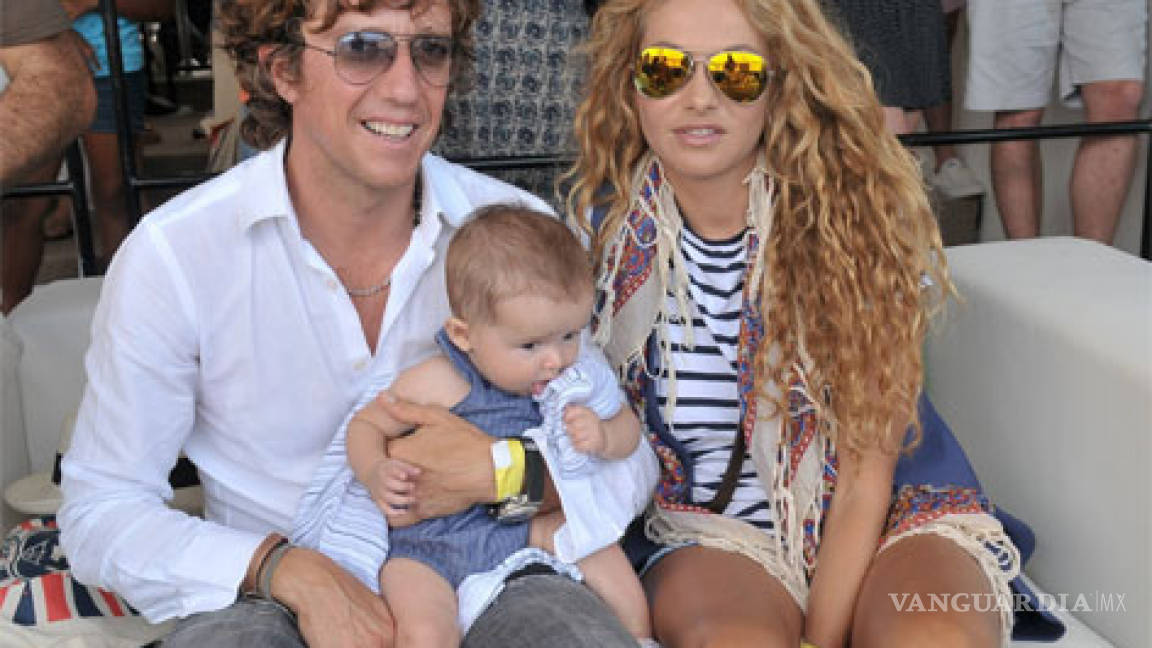 Paulina Rubio se divierte con esposo e hijo