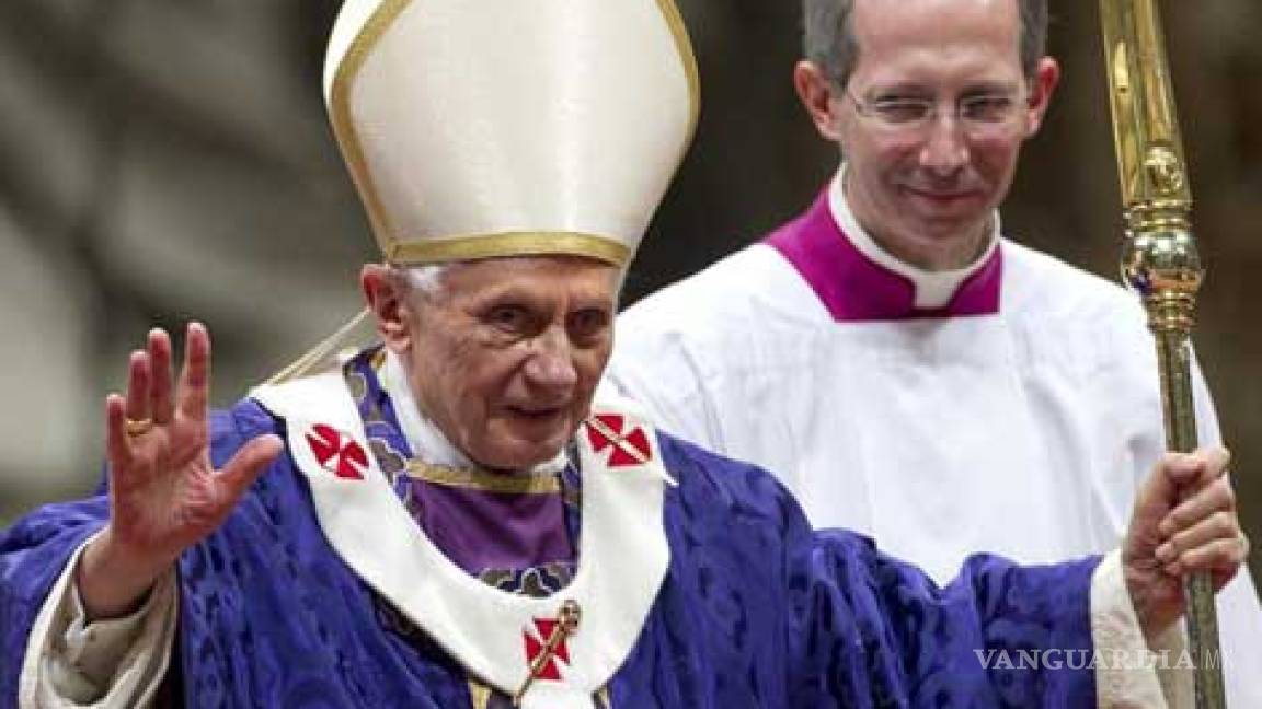 Benedicto XVI renunció tras leer nuevo informe de Vatileaks, asegura revista
