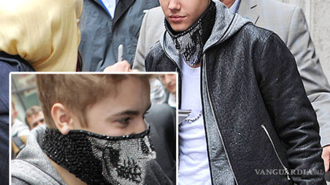 Bieber, con cubrebocas al estilo Michael Jackson