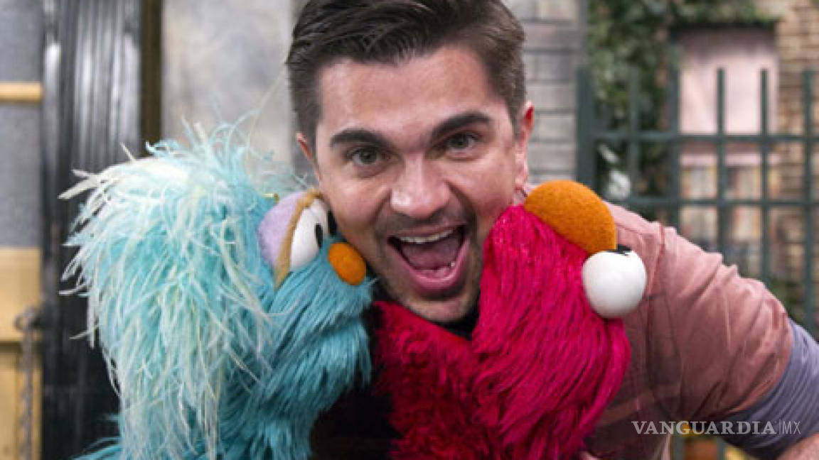 Juanes baila y canta con Elmo