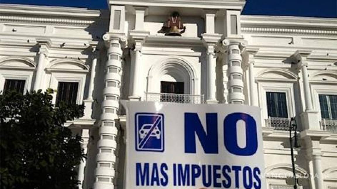 Protestan contribuyentes frente a la residencia oficial de Padrés