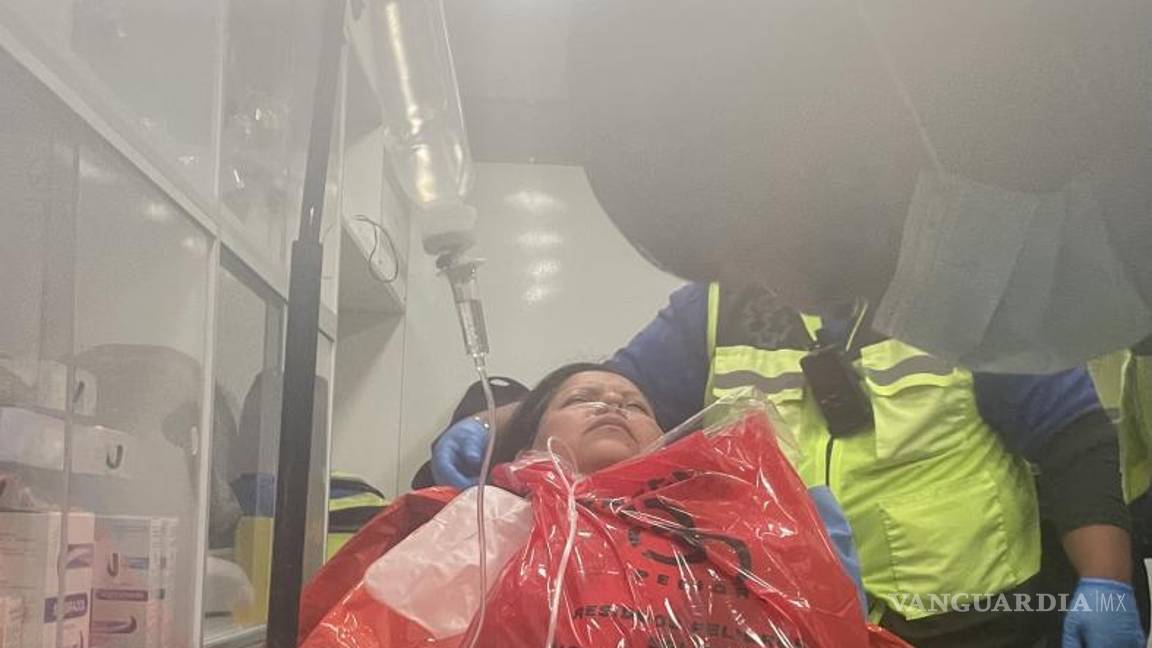 $!La familia completa fue llevada en ambulancias a una clínica particular de Saltillo, donde permanece bajo observación médica para descartar complicaciones mayores.