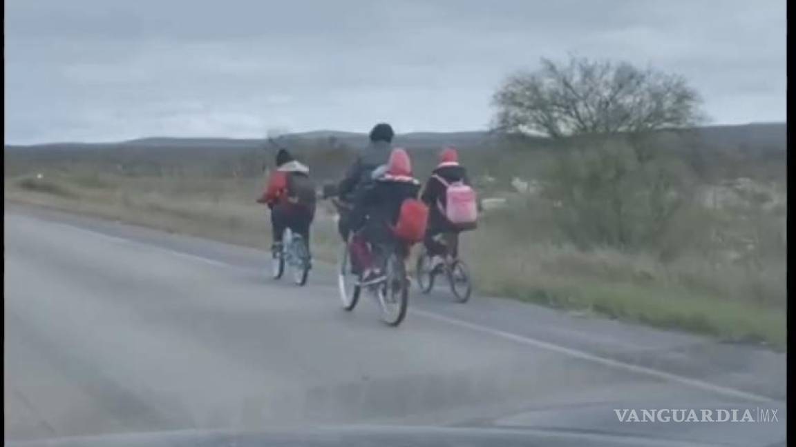 Paisanos regalan bicicletas a migrantes, para que avancen por la carretera 57 hacia la frontera con Estados Unidos