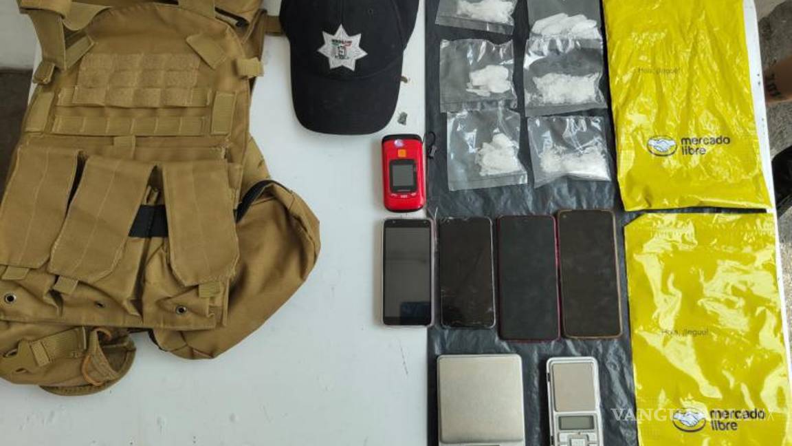 $!En posesión de vestimenta con el escudo de la policía de Puebla detienen a tres, en Nuevo León