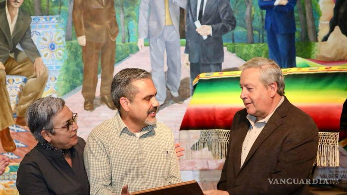 $!Los hijos del artista recibieron el reconocimiento en nombre de su padre.