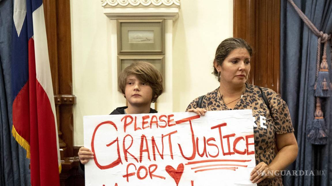 $!Brittany Peebles y su hijo Mason, de 10 años, que apoyan a Melissa Lucio, esperan en la sala de recepción pública del gobernador en el Capitolio, en Austin, Texas.