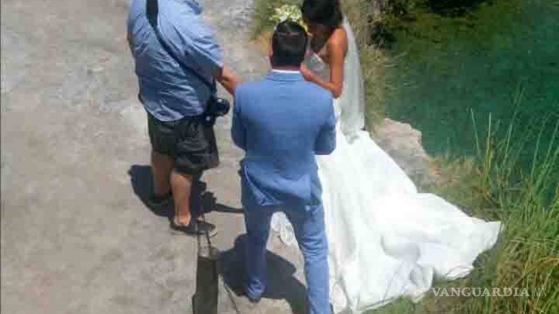 Sigue sin respetarse la Poza Azul, ahora pareja se toma fotos para su boda en zona prohibida