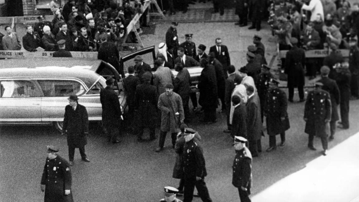 $!27 de febrero de 1965. Se observa el féretro con los restos mortales de Malcolm X siendo trasladado al cementerio de Ferncliff en Nueva York.