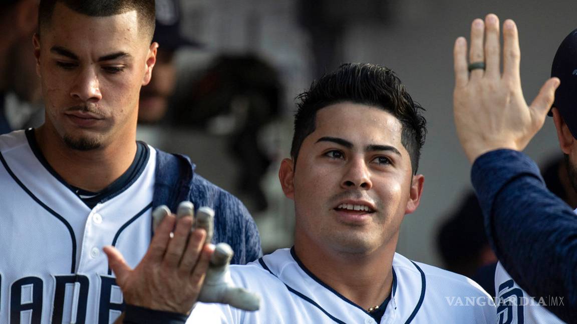 $!Ya llegaron los Padres a Monterrey y captan al toletero mexicano Christian Villanueva en el aeropuerto