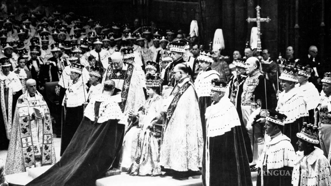 $!El príncipe Felipe se arrodillado, coloca sus manos entre las de la reina Isabel II, su esposa, mientras jura lealtad, en la ceremonia de coronación de la reina.
