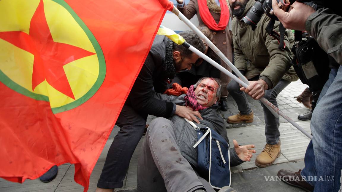 $!Protestas y enfrentamientos por el encuentro de Erdogan y el Papa Francisco en Roma