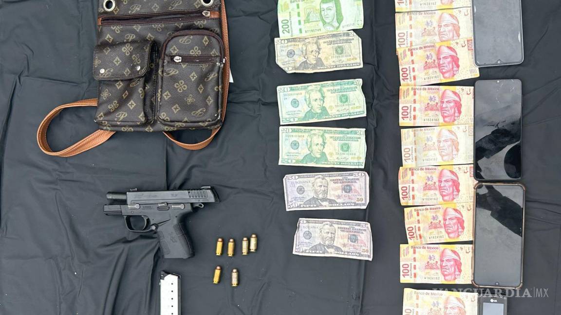 Decomisan policías de Fuerza Civil billetes falsos y detienen a dos hombres, en Monterrey