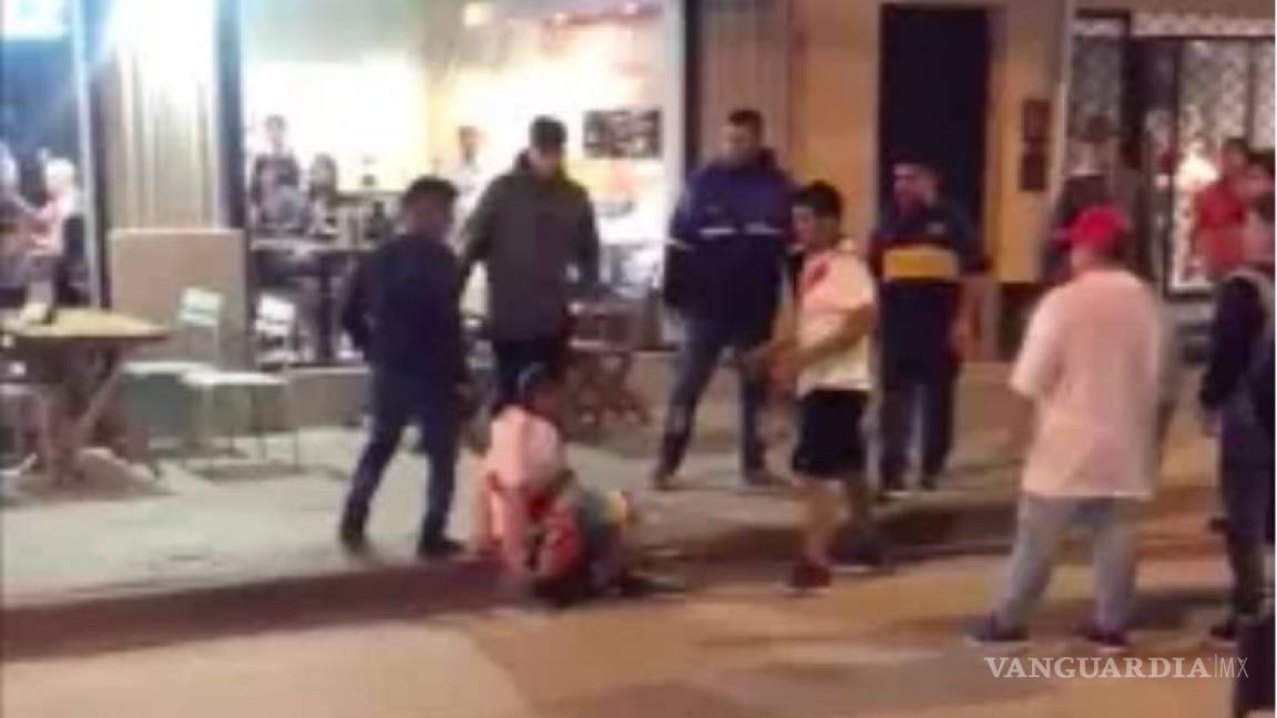 No sólo fue en Monterrey; en Argentina golpean a una mujer por robar una bandera
