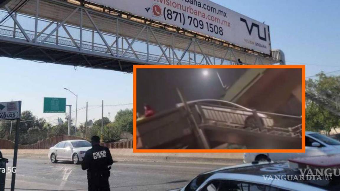 VIDEO | Vehículo intenta cruzar un puente peatonal y queda atascado, en el Estado de México