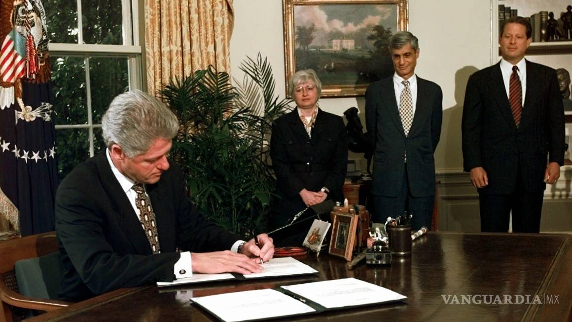 $!El presidente Bill Clinton veta partes del presupuesto federal y la ley de reducción de impuestos en la Oficina Oval de la Casa Blanca el 11 de agosto de 1997.