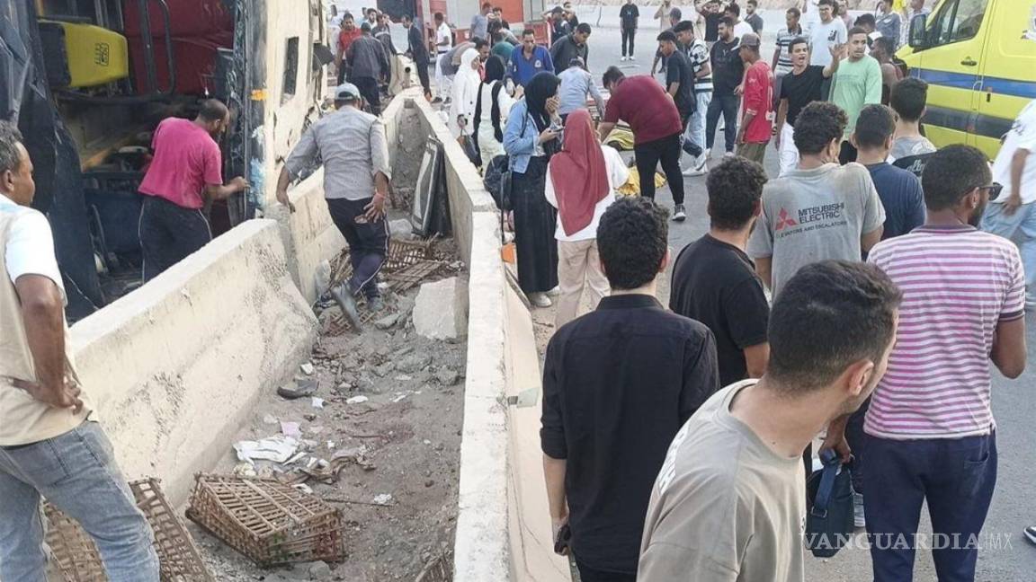 Mueren 12 universitarios y 40 salen heridos en volcadura de autobús en Egipto