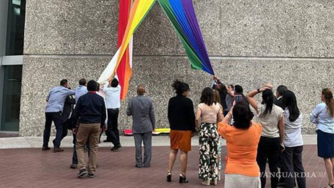 ‘Homofóbicos’: así califican al Sindicato del Infonavit tras romper banderas LGBT+