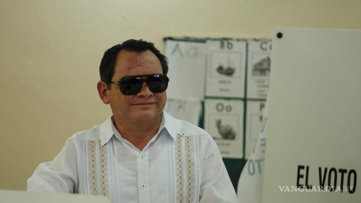 ¡A la cola!, candidato de Morena en Yucatán ‘brinca’ la fila y se pasa directo a votar