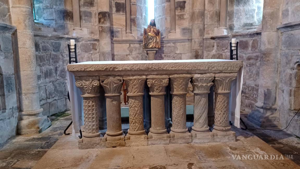 $!En San Salvador de Cantamuda (Palencia) que mantiene casi intacta su estructura original destaca su altar mayor, único en diseño: una mesa sostenida por columnillas alienadas en cuyos fustes y capiteles lucen motivos vegetales, geométricos y figuras humanas. Foto: EFE (Amalia González)