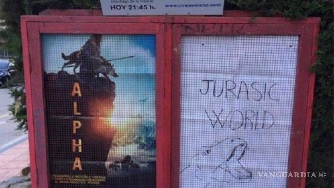 En un cine de España dibujan cartel de 'Jurassic World: El Reino ' porque no lo tenían y el director del filme les envía uno