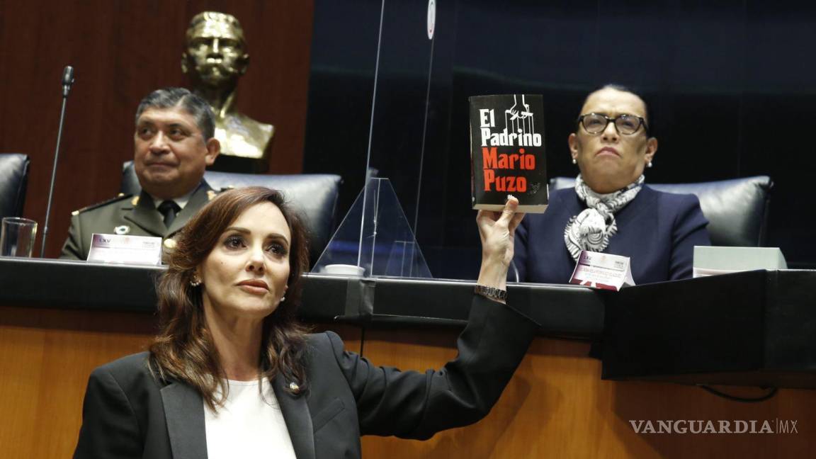 Lilly Téllez regala libro de ‘El Padrino’ a Rosa Icela Rodríguez y acusa colusión con el crimen