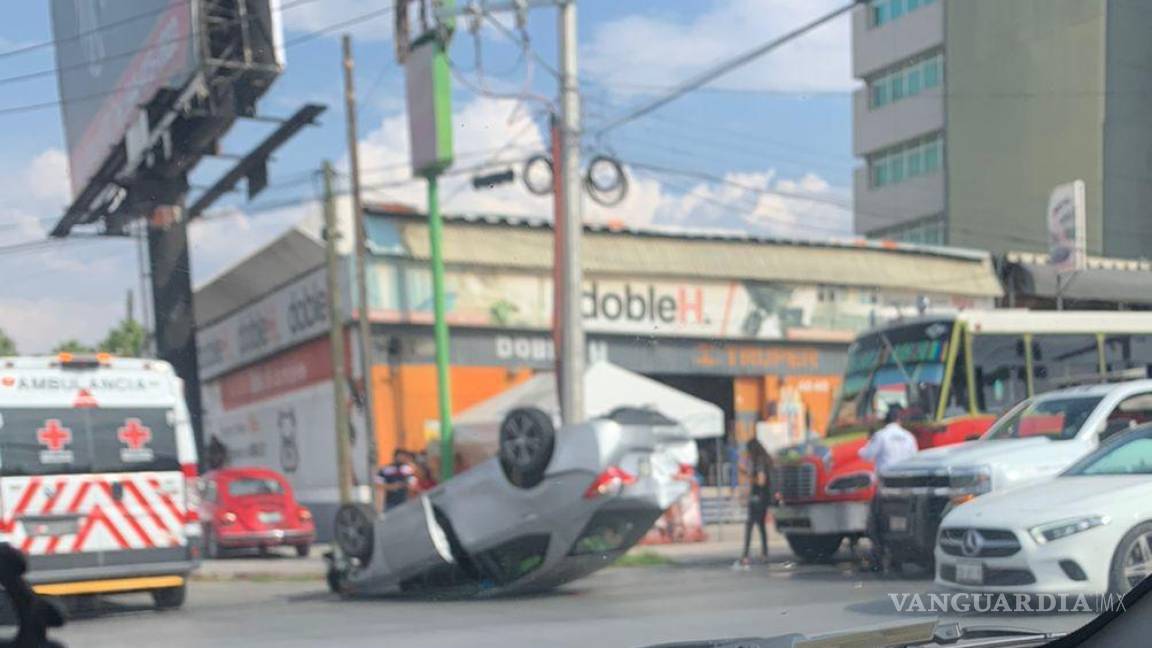 Cinturón salva a mujer de la tercera edad; ruta Ramos Arizpe impacta su auto y vuelca
