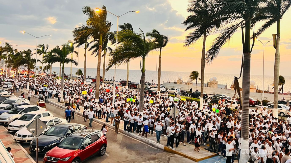 Miles apoyan a policías de Campeche, exigen renuncia de la gobernadora Layda Sansores