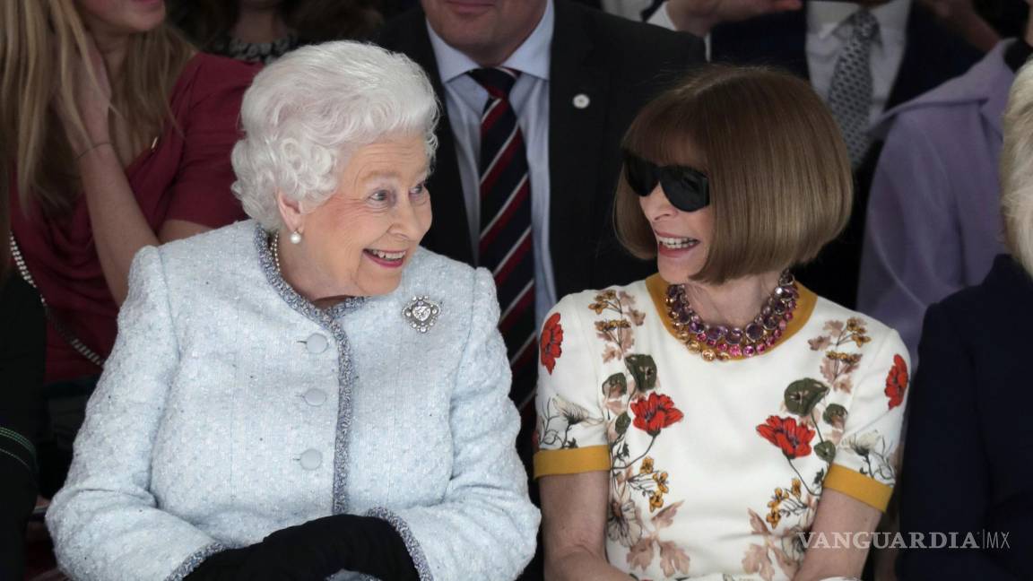 $!La reina Isabel II de Gran Bretaña sentada junto a la editora de moda de Vogue Anna Wintour. (Pool photo via AP)