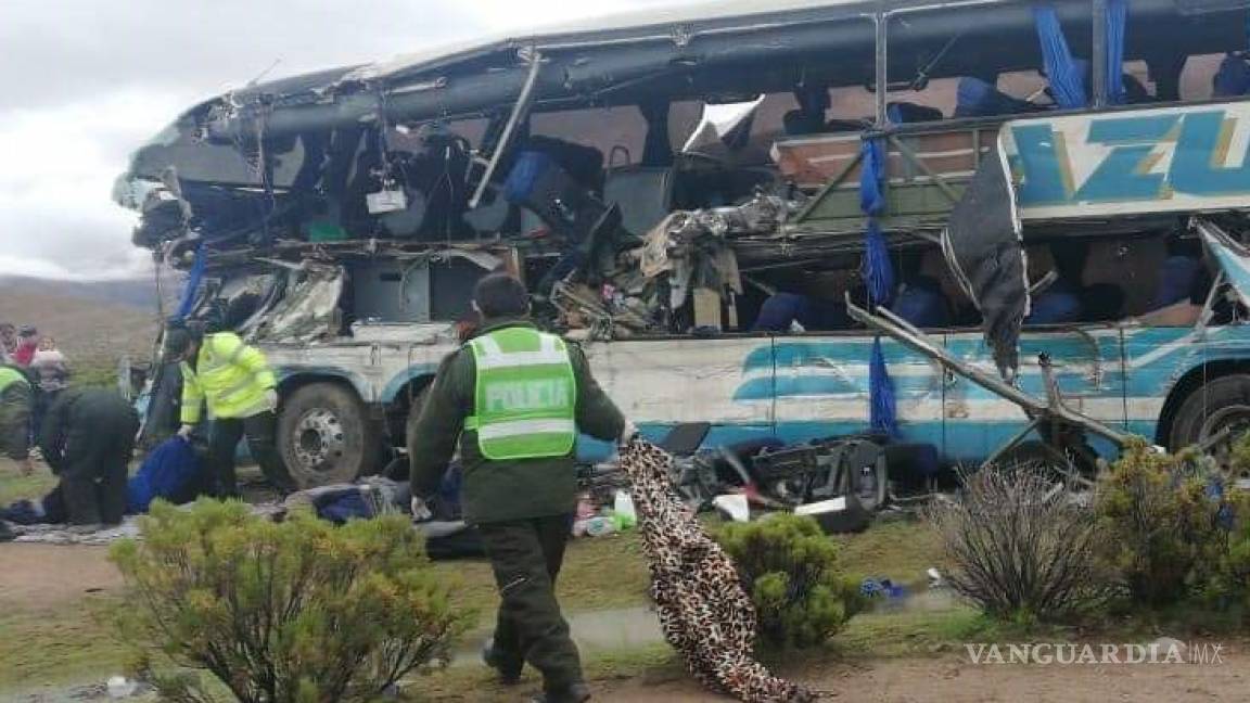 Choque frontal de autobús deja 22 muertos y 31 heridos en Bolivia