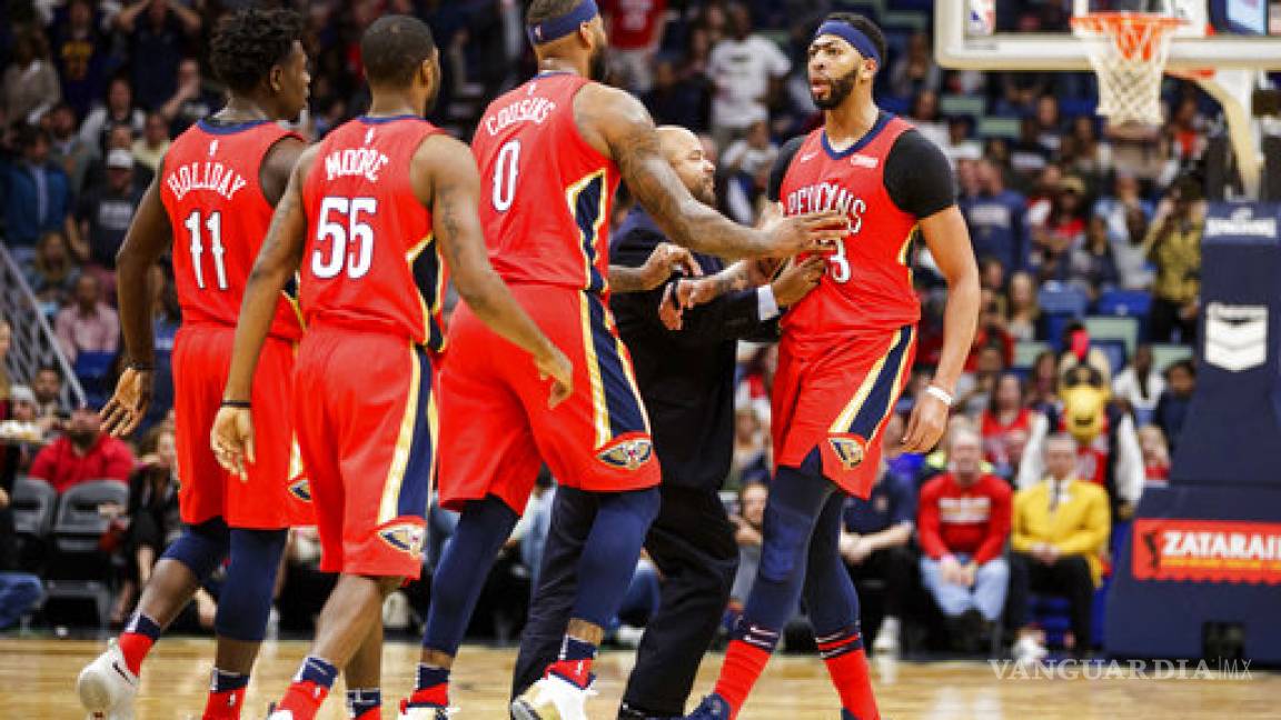 Ayer fue LeBron, hoy Anthony Davis salió expulsado