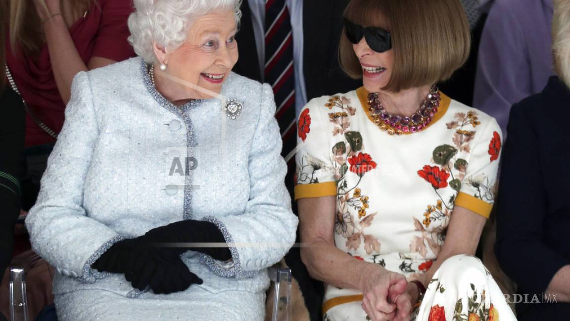 La reina Isabel II asiste por 1ra vez a la Semana de la Moda