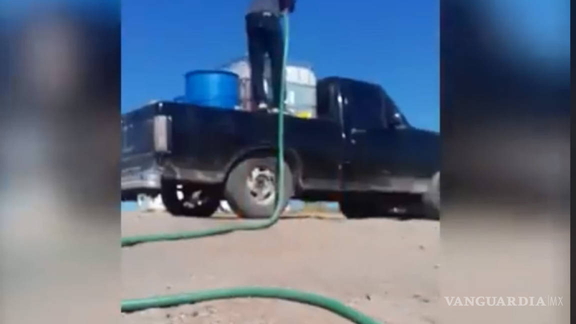 Graban en video a huachicoleros en plena acción; gente de Pemex los ve, pero no actúa