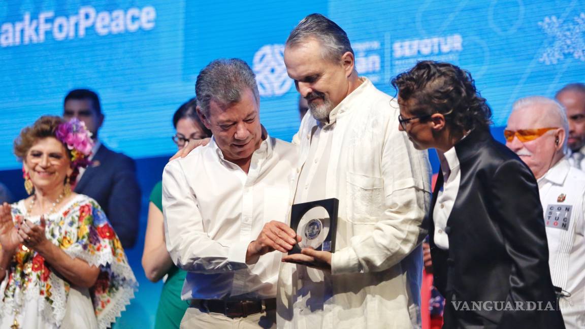 Condecoran a Miguel Bosé con Medalla de la Cumbre por la Paz