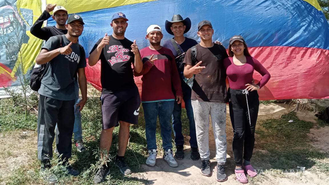 Desde el río Bravo, artista plástico mexicano ‘protesta’ con mantas a favor de los migrantes
