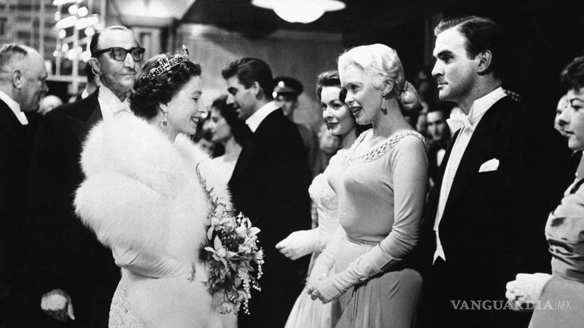 $!Imagen del 4 de noviembre de 1957, la reina Isabel II (i) , la actriz estadounidense Jayne Mansfield y el actor británico Stanley Baker en el Teatro Odeon de Londres.