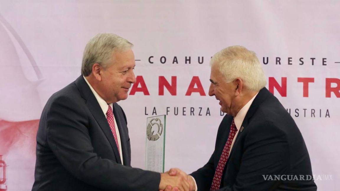 Entrega Canacintra Premio al Mérito al Alcalde de Saltillo, José María Fraustro Siller