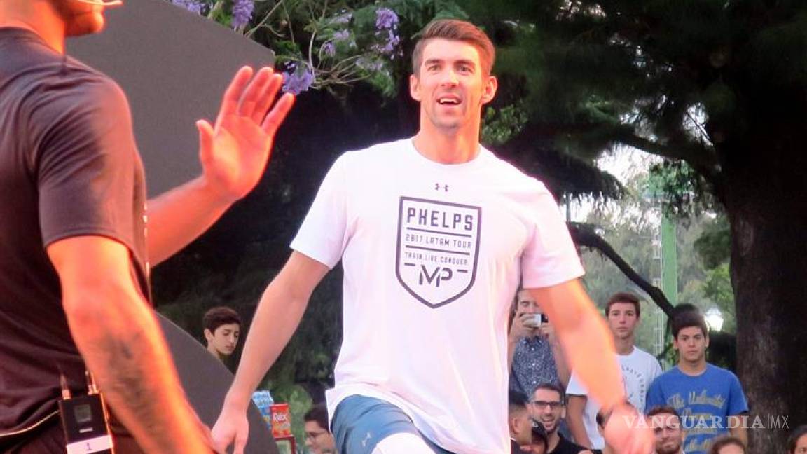 Michael Phelps se exhibe durante entrenamiento en visita a Buenos Aires