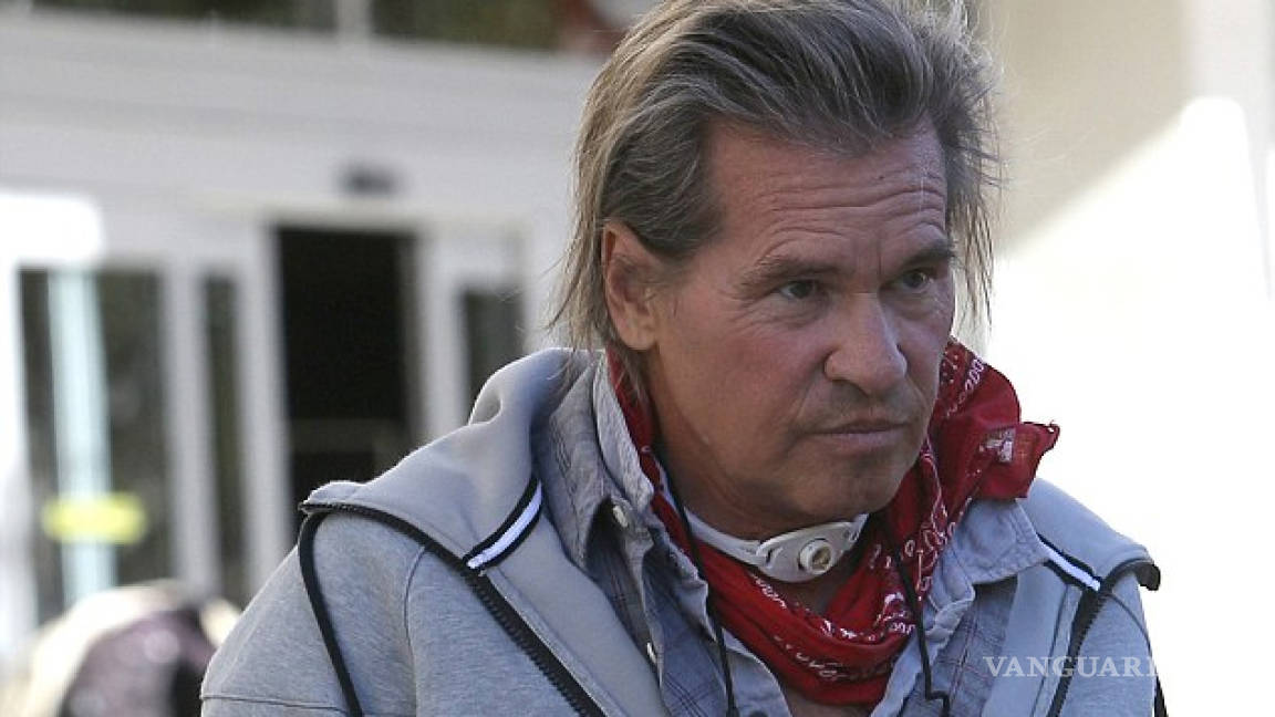 Val Kilmer pasea con dispositivo en el cuello