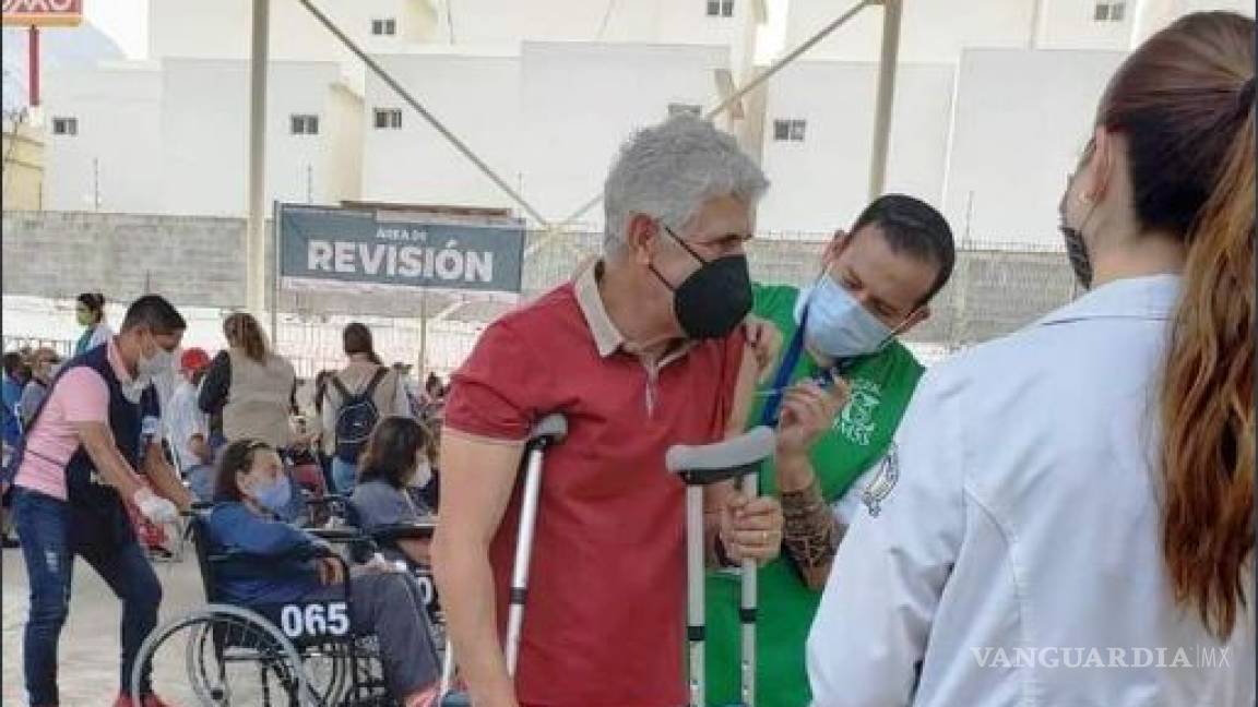 'Tuca' Ferretti recibe vacuna contra el Covid-19