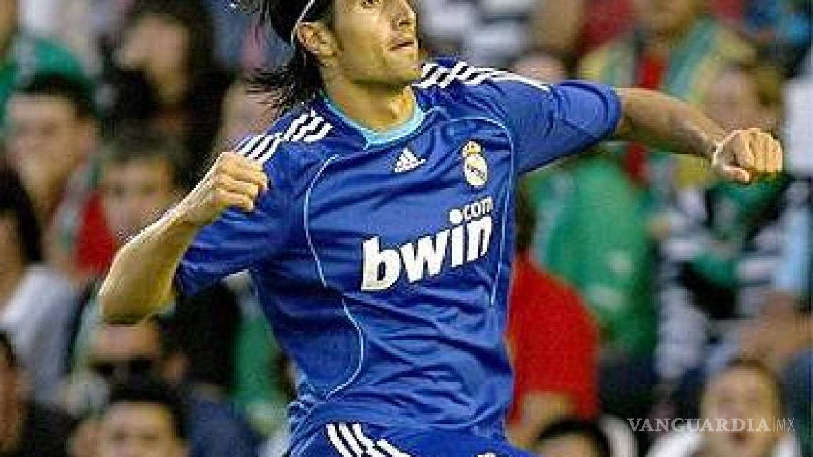 $!Rubén de la Red se desvaneció sobre el terreno de juego y rápidamente fue ayudado por el cuerpo médico.