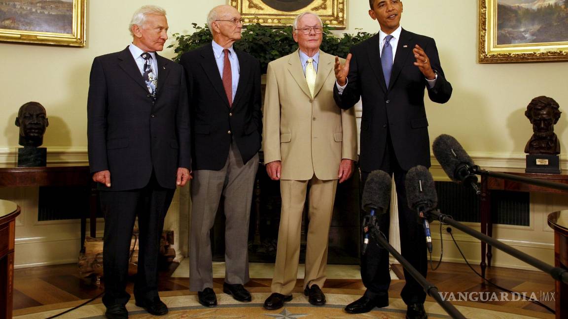 $!La tripulación del Apolo 11, Buzz Aldrin, Michael Collins y Neil Armstrong, junto al presidente de los Estados Unidos, Barack Obama en la Casa Blanca en 2009.