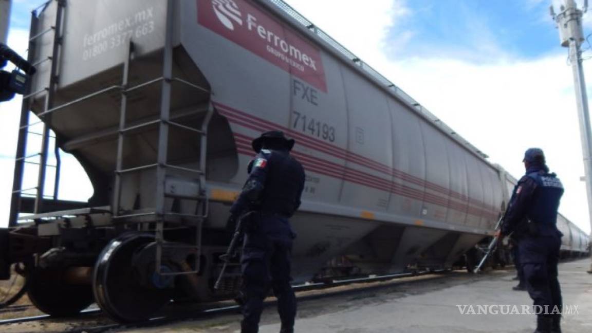 Policías evitan saqueo a un tren en Puebla