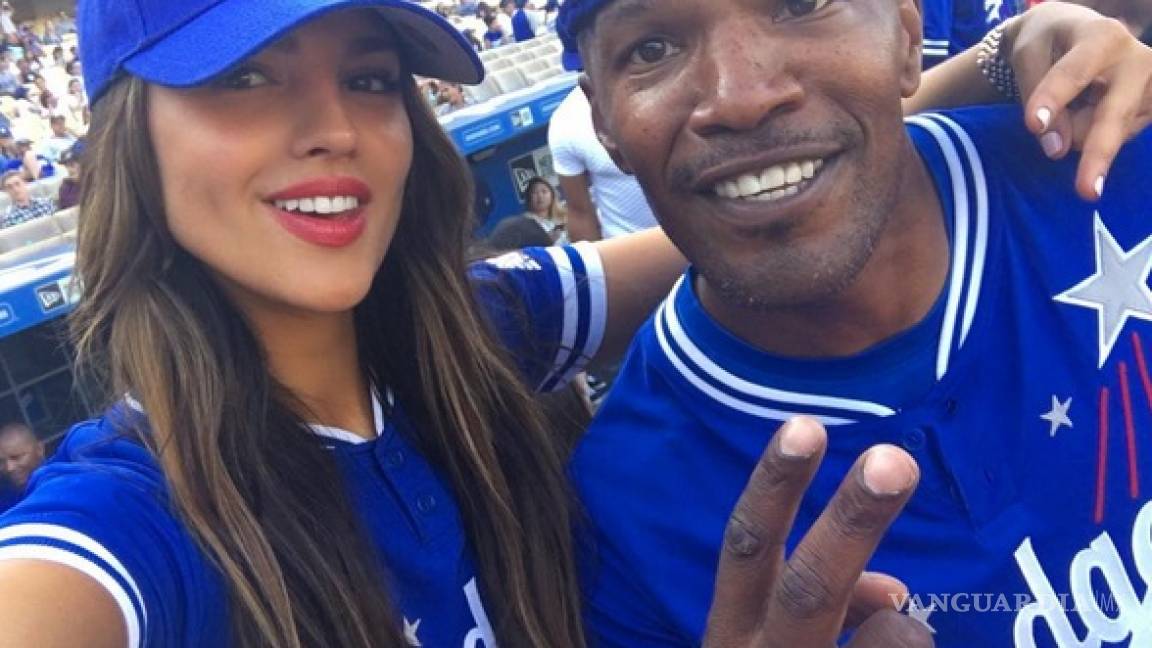 Eiza González juega béisbol con Jaime Foxx