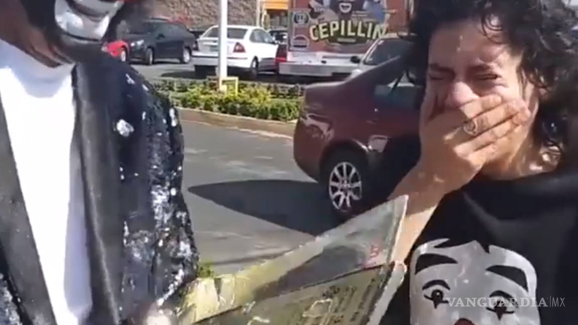 Fan se emociona hasta las lágrimas al ver a Cepillín en Puebla