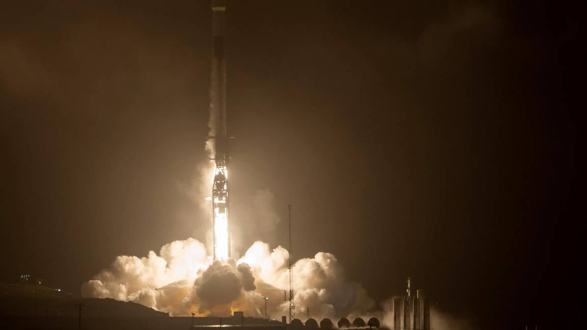 $!Lanzamiento del cohete SpaceX Falcon 9, con la prueba de redirección de doble asteroide, o DART en California. EFE/NASA/Bill Ingalls