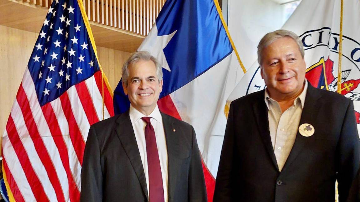 $!Fraustro Siller extendió al alcalde de Austin la invitación formal a participar de las festividades por el aniversario de Saltillo el 25 de julio.