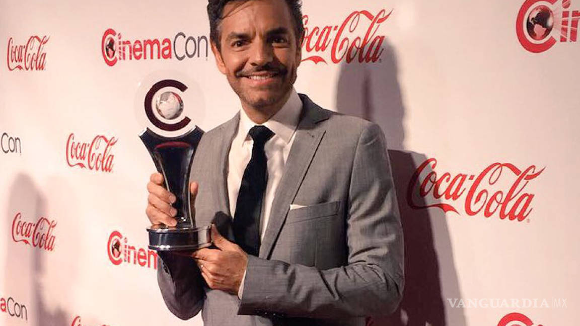 Reconocen a Eugenio Derbez y Salma Hayek en la CinemaCon