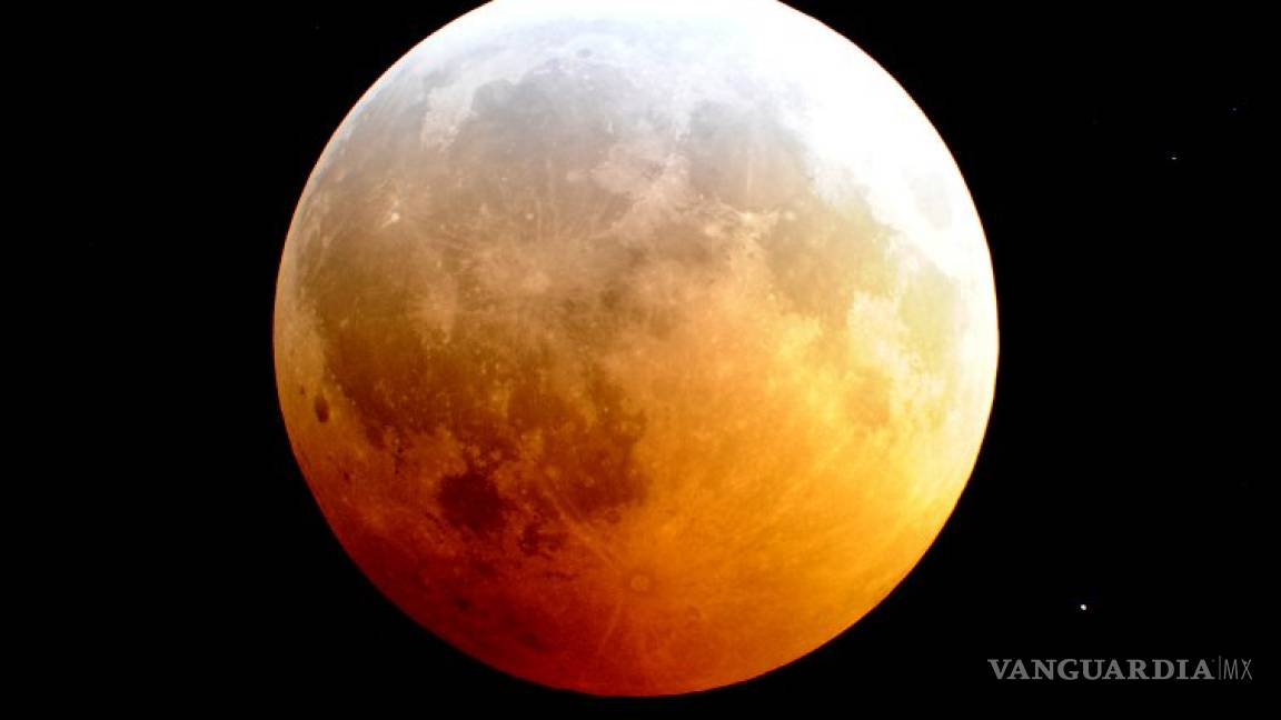 Mundo observa eclipse lunar